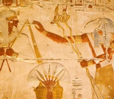 Thoth (right) offers Seti (left) an "Ankh" and a Cadus Staff Sign, the Ankh "key of life" is pointed at his mouth. (Photo:wayofhermes.com)