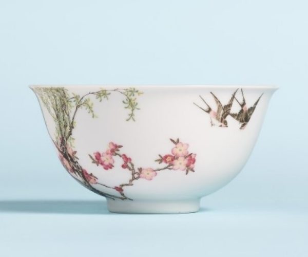 A delicate bowl, less than 10 cm in diameter, was sold last April for more than 25 million, by Sotheby's in Hong Kong. The bowl was made in the time of Emperor Yongzheng, who ruled China from 1722 to 1735 (although it is likely that the enamel was painted shortly after his death). It is part of a tradition known as "falangcai" or "foreign colors". (Photo: Sotheby's)