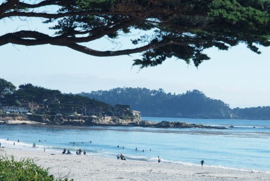 The beach offers a stunning view of the pacific coastline. The spotless, white sandy beach is always softly warm, and invites you to look out across the horizon. (Photo © Yoyo Chiang |The Middle Land)
