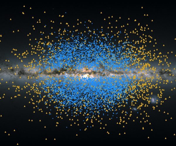 Ilustración que muestra una vista real de la banda de la Vía Láctea a través del cielo. Los puntos amarillos muestran la ubicación de las estrellas de la corriente Shakti. Los puntos azules muestran la ubicación de las estrellas de la corriente de Shiva. (Photo: ESA/Gaia/DPAC/K. malhan)