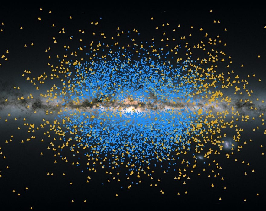 Ilustración que muestra una vista real de la banda de la Vía Láctea a través del cielo. Los puntos amarillos muestran la ubicación de las estrellas de la corriente Shakti. Los puntos azules muestran la ubicación de las estrellas de la corriente de Shiva. (Photo: ESA/Gaia/DPAC/K. malhan)