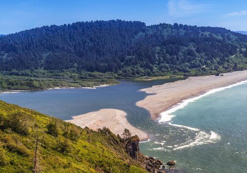 Klamath River ends at the Pacific Ocean in Northern California. The Klamath River flows 257 miles through Oregon and northern California, emptying into the Pacific Ocean in Klamath, California.