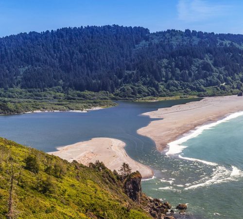 Klamath River ends at the Pacific Ocean in Northern California. The Klamath River flows 257 miles through Oregon and northern California, emptying into the Pacific Ocean in Klamath, California.