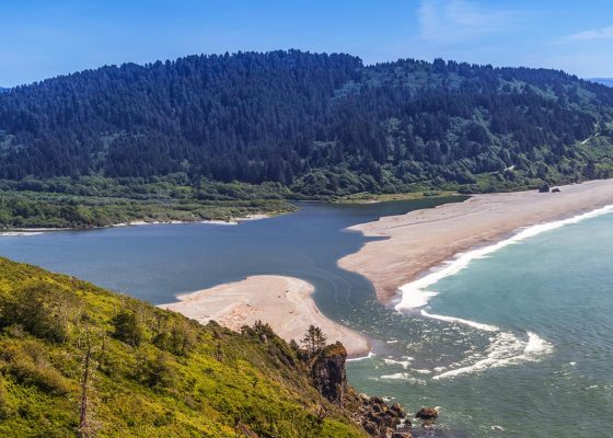 Klamath River ends at the Pacific Ocean in Northern California. The Klamath River flows 257 miles through Oregon and northern California, emptying into the Pacific Ocean in Klamath, California.