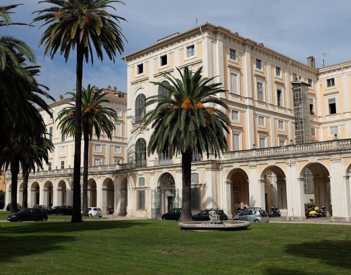 The rear entrance of the Palazzo Corsini in Rome, seen from an angle. (Photo: AlexanderVanLoon/Wikimedia Commons)