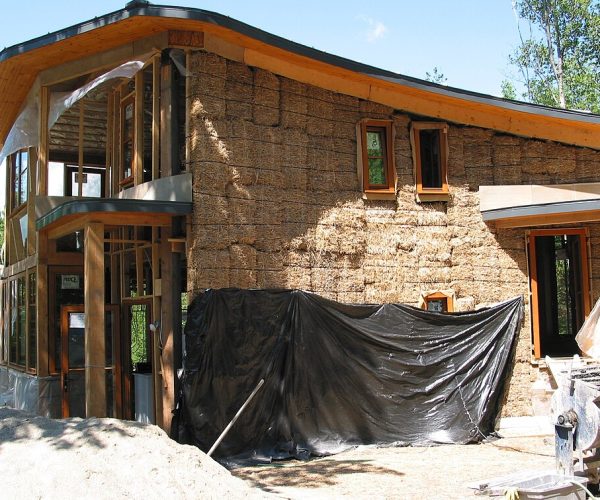 Building a straw-bale house. (Photo: Colin Rose/Wikimedia Commons)