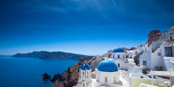 Gorgeous Santorini scene in the late afternoon. (Photo:© Ben Goode | Dreamstime.com)