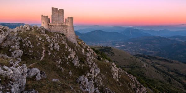 Rocca Calascio at dusk, Abruzzo in Italy (Photo:© Fisfra | Dreamstime.com)