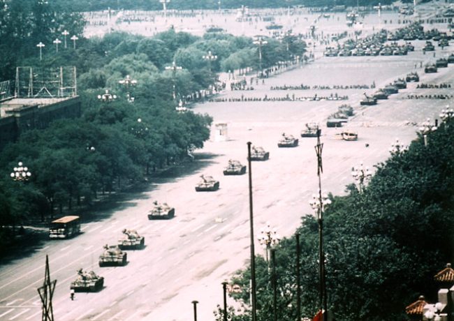 Lesser known photograph showing a wider perspective of the large number of tanks forced to stop for a man, for a few minutes. (Photo: unabrevehistoria)